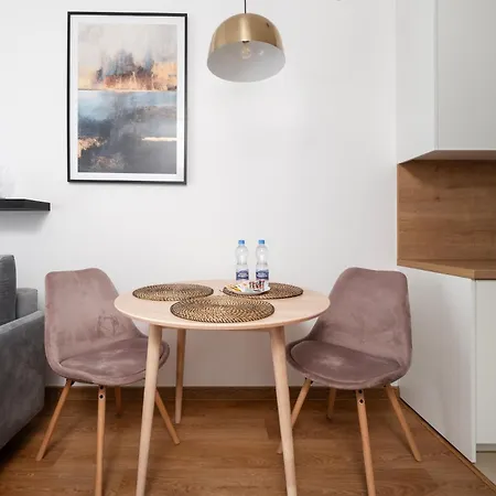 Manufaktura Deluxe By Bookinghost *