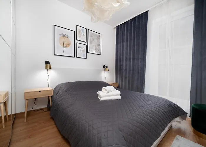 Manufaktura Deluxe By Bookinghost *